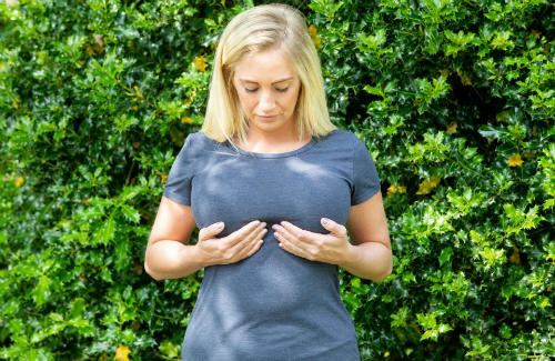 Ước muốn lớn nhất của Jenna là thu nhỏ bộ ngực đỡ bớt đau lưng và tìm được áo lót đúng cỡ. Ảnh: SWNS.