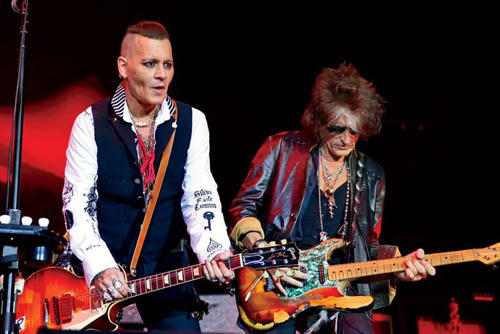 Johnny Depp đi diễn cùng nhóm Hollywood Vampires để quên nỗi buồn ly hôn.