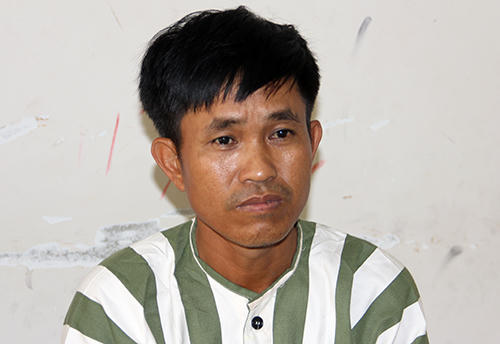 Gã đàn ông giết vợ bị tạm giữ. Ảnh: Hồng Tuyết.