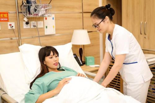 Hà Anh được bác sĩ kiểm tra trước khi sinh.