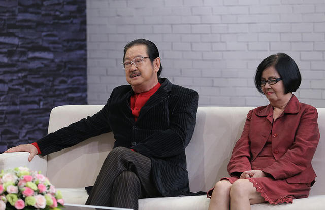  Đến bản thân nghệ sĩ Chánh Tín còn thú nhận, có nhiều người yêu mến nên có lúc ông có sa ngã, nhưng gia đình vẫn luôn quan trọng nhất. Ông chia sẻ: “Với tôi gia đình quan trọng nhất, nhớ lại những lúc mình nghèo nhất vợ từng đi ủi đồ, đi dịch sách… để nuôi mình trong lúc mình không làm ra tiền”. 