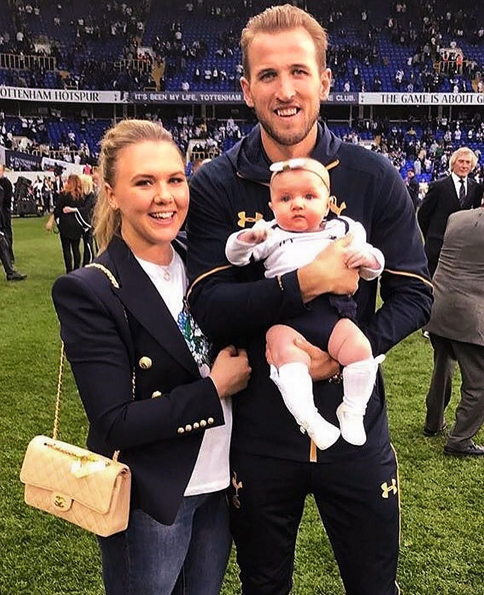 Bóng hồng nào là WAG hot nhất tuyển Anh?