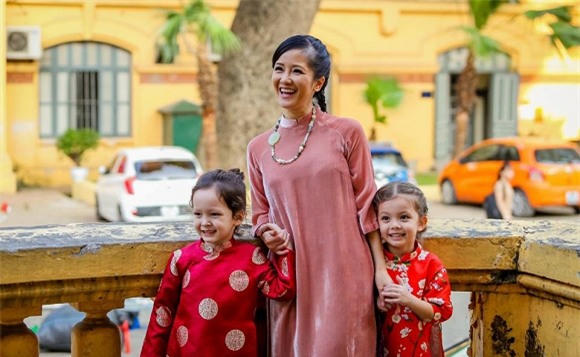 Hồng Nhung tự sốc mình lên để hai con sống vui vẻ sau cuộc hôn nhân đổ vỡ.