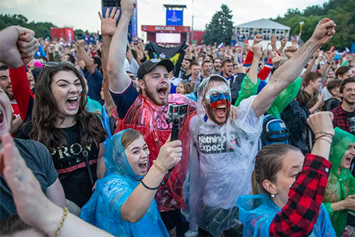 Đám đông phấn khích hô vang Russia, Igor, Igor Akinfeev sau thắng lợi của đội nhà trong loạt đá luân lưu. Ảnh: PA.