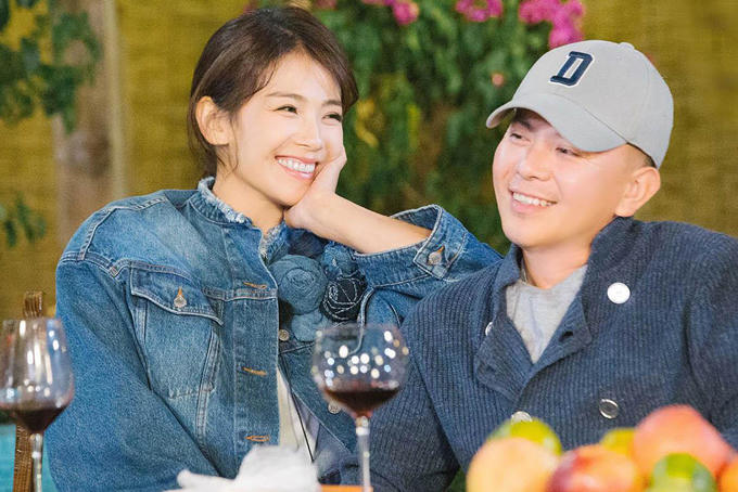 Lưu Đào cùng chồng Vương Kha ghi hình trong một chương trình thực tế.