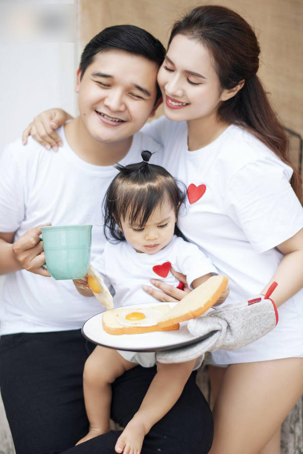 Đây là lần đầu con gái của Võ Thanh Hòa lộ diện. Công chúa nhỏ tên thậtlà Võ Ngọc Phương Linh, ở nhà hay gọi là bé Sâm. Cô bé sẽ tròn một tuổi vào ngày 5/7.