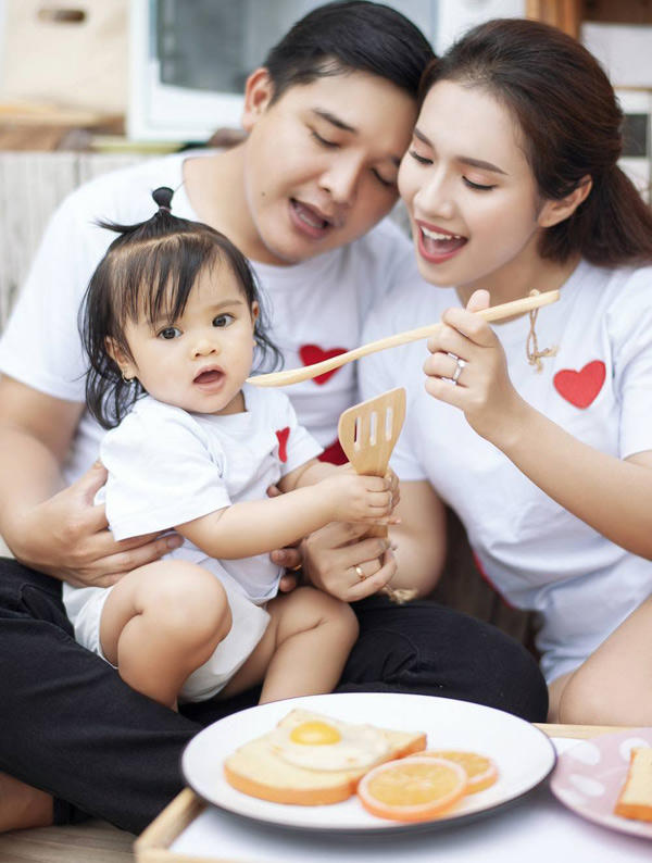 Chàng Điền phim 'Cánh đồng bất tận' khoe vợ đẹp, con xinh