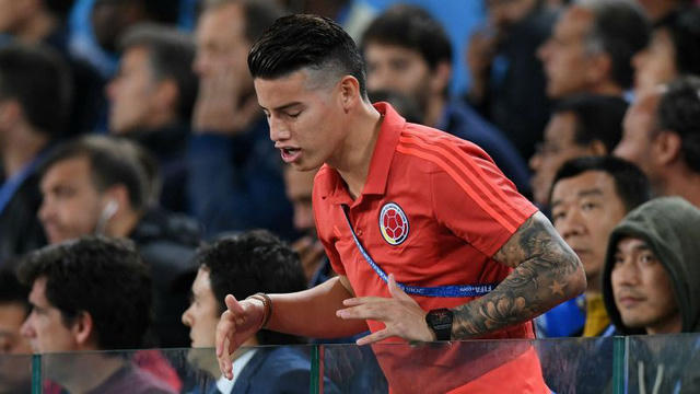 James Rodriguez hồi hộp nhắn nhủ các đồng đội trong giờ bóng lăn, từ khán đài