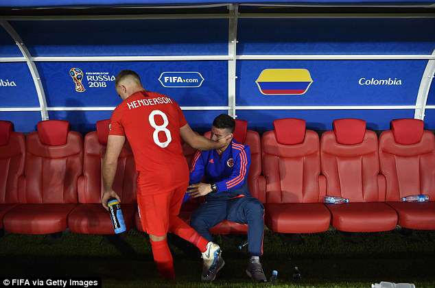 Dù được đồng nghiệp Henderson bên phía đội tuyển Anh an ủi...