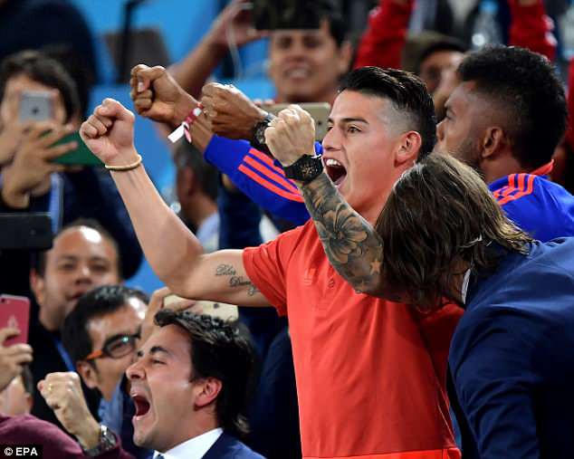 Phấn khịch khi đội nhà ghi bàn gỡ hoà 1-1 trước tuyển Anh