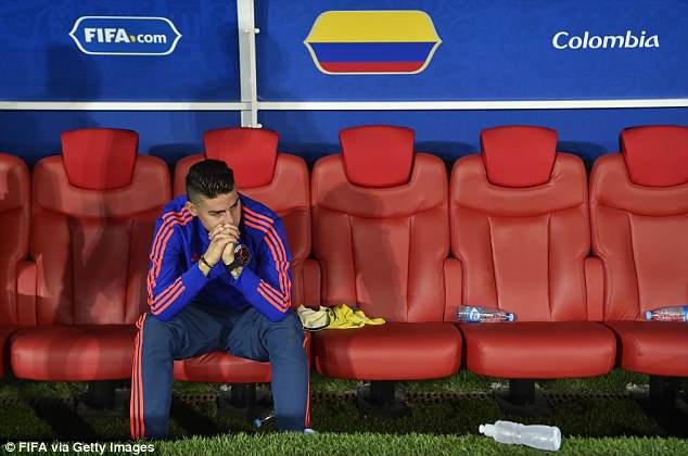 Sau trận đấu, ngôi sao của bóng đá Colombia ngồi chết lặng trong khu kỹ thuật