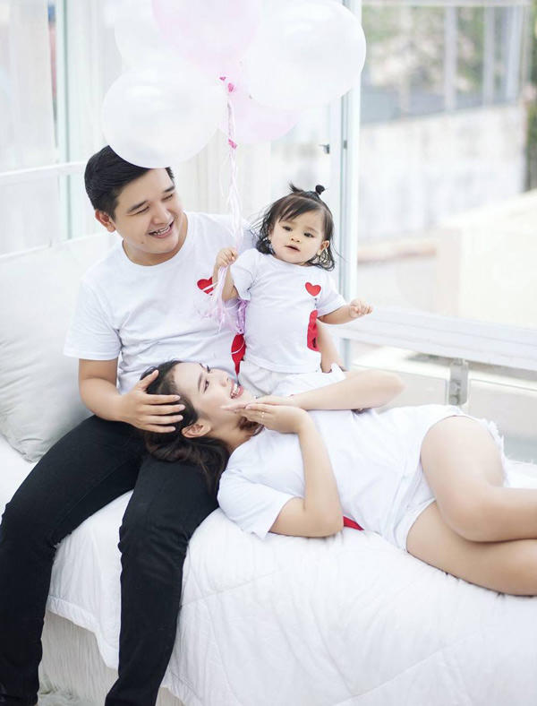 Đạo diễn trẻ tâm sự, sau khi lập gia đình cuộc sống của anh có nhiều thay đổi. Tôi rất yêu tổ ấm nhỏcủa mình. Từ khi có con, tôi thích về nhà sớm để sum họp với gia đình. Thỉnh thoảng cả nhà lại đi du lịch, ăn uống cùng nhau rất ấm áp, vui vẻ. Vợ và con gái là động lực to lớn để tôi phấn đấu phát triển sự nghiệp, Võ Thanh Hòa nói.