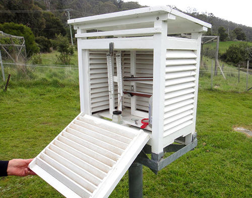 Stevenson Screen chứanhiệt kế đo nhiệt độ không khí được thiết kế bằng gỗ, sơn màu trắng, có các khe thoáng khí ở bên, đặt trên mặt cỏ cao khoảng 1,5 mét.