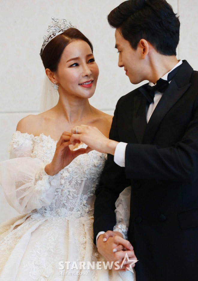 "my nhan khong tuoi" cuoi chong kem 17 tuoi bat chap gia dinh hinh anh 3