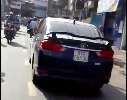 TP HCM: Tài xế gác chân lên cửa ô tô, phóng vun vút trên đường - Ảnh 3.