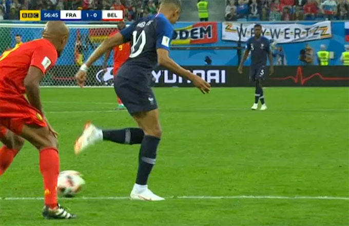 Tình huống diễn ra ở phút 56 khi Pháp vừa vươn lên dẫn 1-0 nhờ bàn thắng của Umtiti.