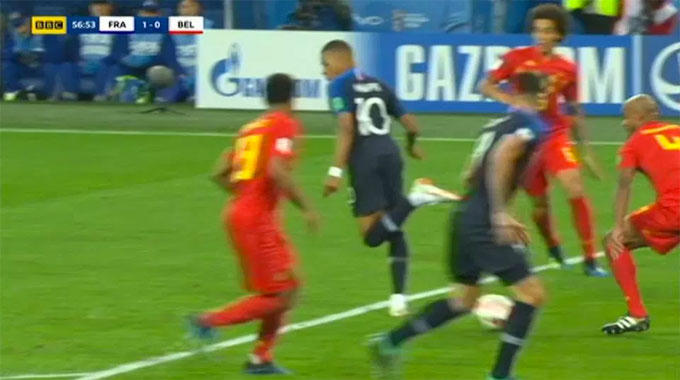 Hàng thủ Bỉ hoàn toàn bị loại bỏ, Giroud có cơ hội đối mặt với thủ môn Courtois nhưng anh dứt điểm hỏng ăn.