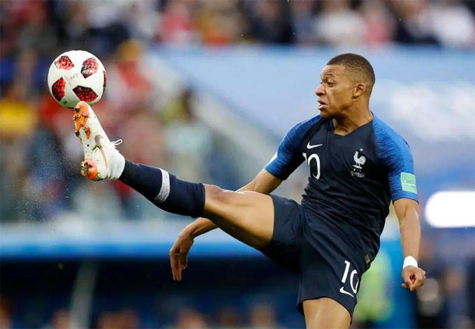 Mbappe có trận đấu xuất sắc, liên tục quấy phá hàng thủ Bỉ, khiến lối chơi phòng ngự phản công của Pháp sắc bén. Anh không ít lần tạo cơ hội thuận lợi cho đồng đội Giroud hay Pavard.