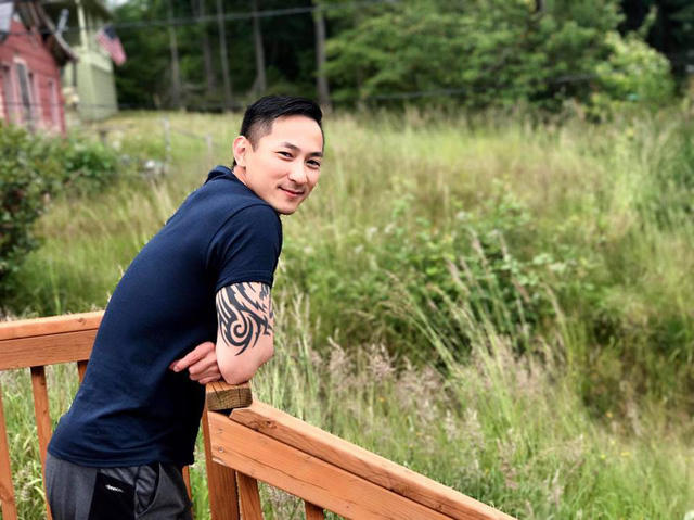 Mặc dù thông tin về cậu em trai không được tiết lộ nhưng vẻ ngoài, gương mặt sáng của anh chàng cũng khiến nhiều người chú ý.