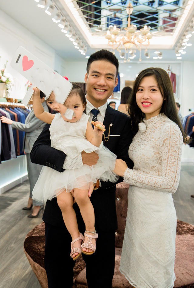 Ngọc Hân chia sẻ, hiện tại, cô giao việc quản lý cả 3 cửa hàng tại TP HCM cho cậu em trai ruột Quang Huy. Em trai Ngọc Hân đã kết hôn và có con. Nhìn em trai ngày càng trưởng thành, trở thành một người đàn ông có trách nhiệm với gia đình, công việc, tôi và bố mẹ rất vui mừng, Hoa hậu chia sẻ với Dân trí.