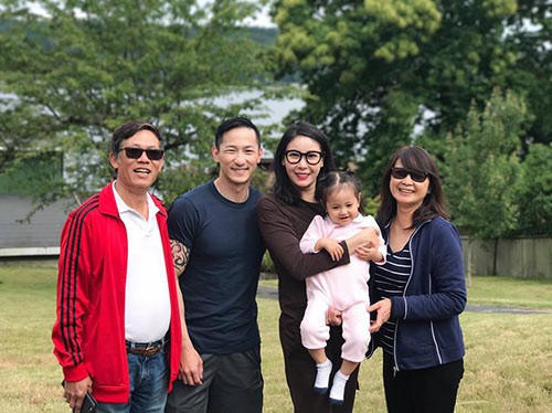 Hà Kiều Anh khoe một số khoảnh khắc gia đình hạnh phúc bên cạnh căn nhà nhỏ trên đồi cao ở Mỹ kèm theo lời tâm sự: Ông bà có câu máu mủ tình thâm thật đúng. Khi gia đình yêu thương nhau dù cho sống trong căn nhà nhỏ chỉ có một phòng, người nằm dưới đất, người ngủ ghế sofa cũng cảm thấy vui và ấm áp, tuy chật hẹp nhưng luôn tràn ngập tiếng cười. Tạm biệt căn nhà nhỏ trên đồi có hồ nước bao quanh, tạm biệt em trai yêu quý. Hẹn ngày gặp lại nhé.