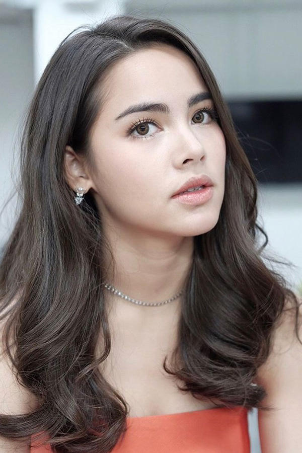 Urassaya Sperbund thường được biết đến với nghệ danh Yaya sinh ngày 18/3/1993, tại Pattaya, Thái Lan. Mang trong mình hai dòng máu Thái và Na Uy nên cô thông thạo tiếng Thái, Anh, Na Uy và biết tiếng Pháp cơ bản. Lên 15 tuổi, cô bước chân vào con đường diễn xuất nhưng không được nhiều người biết đến. Năm 2010, sau khi hợp tác cùng bạn trai hiện tại là Nadech trong bộ phim Trái tim Akkanee, Yaya trở thành cái tên hot trong làng giải trí. Với sự miệt mài, nỗ lực trau dồi diễn xuất qua từng tác phẩm, mỹ nhân nhận được nhiều giải thưởng danh giá như Nữ diễn viên xuất sắc tại Cheeze Awards 2012 và Mekala Awards 2013& Người đẹp 9Xcũng là gương mặt ăn khách của các nhãn hàng thời trang, tạp chí danh tiếng ở xứ sở chùa vàng. Mặc dù nổi tiếng và giàu có nhưng mỹ nhân luôn được khán giả yêu quý nhờ gu thời trang giản dị. Hiện tại, Yaya chưa tham gia thêm dự án truyền hình nào sau khi bộ phim Sứ mệnh và con tim của cô và bạn trai lên sóng vào tháng 6 vừa qua.