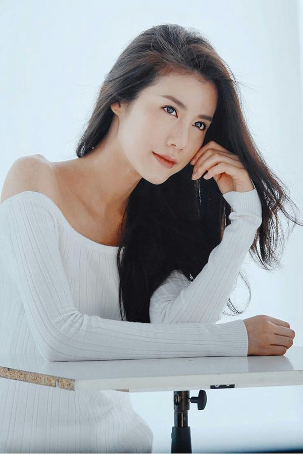 Esther Supreeleela - mỹ nhân sinh năm 1994 tại Bangkok, Thái Lan bắt đầu sự nghiệp với vai trò người mẫu online. Cô ký hợp đồng với với kênh truyền hình Thái Lan-Channel 3 (CH3) và xuất hiện trong nhiều bộ phim do nhà đài này sản xuất như Mắt công hoàng gia, Cạm bẫy thiên thần& Tuy có năng lực diễn xuất nhưng vì tuổi đời còntrẻ cộng với việc không được lăng xê mạnh mẽ như những ngôi sao lớn khác, Esther quyết định rời khỏi CH3 và trở thành diễn viên tự do. Sau khi hủy hợp đồng với CH3, tên tuổi của người đẹp lên như diều gặp gió. Cô được đảm nhận vai chính trong nhiều tác phẩm nổi tiếng như Cô vịt xấu xí, Lừa tình& Hiện tại, nữ diễn viên nỗ lực trau dồi diễn xuất để khẳng định tên tuổi của mình trong làng giải trí dù dòng phim cô theo đuổi không xuất hiện tại các liên hoan phim và lễ trao giải.