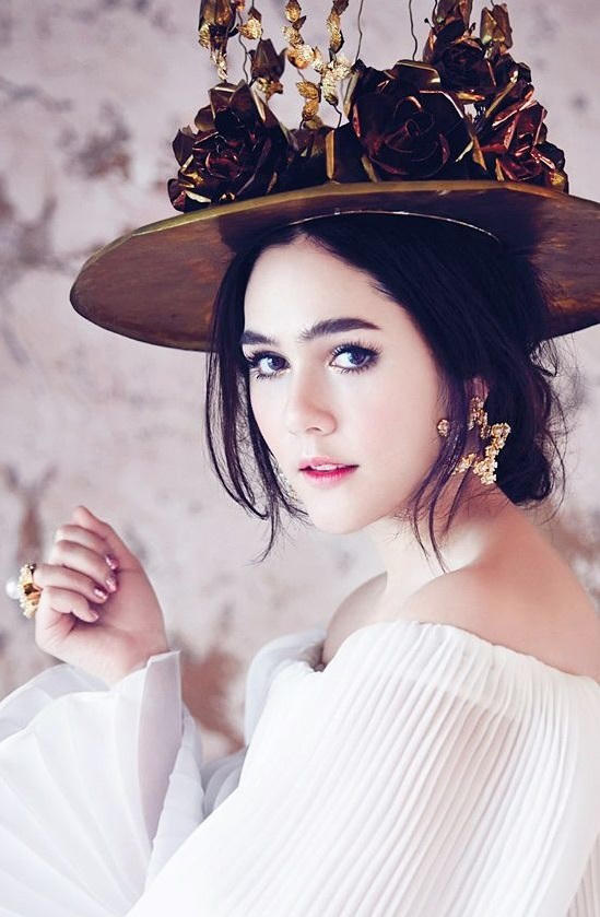 Chompoo Araya - mỹ nhân sinh năm 1981 mang trong mình hai dòng máu Anh và Thái. Cô tốt nghiệp thạc sĩ tại Đại học Chulalongkorn khoa Tâm lý học. Mỹ nhân đến với nghệ thuật vào năm 1998 qua bộ phim Maya Rissaya. Sau hơn 20 năm hoạt động trong làng giải trí, cô bỏ túi hơn 100 tác phẩm và giành cho mình nhiều giải thưởng danh giá như Nữ diễn viên chính xuất sắc tại Lễ trao giải The Great Awards, Kom Chad Luek Awards& Không chỉ sở hữu nhan sắc thiên thần, body bốc lửa và tài năng nổi bật, người đẹp 37 tuổi này còn có chuyện tình chung thủy và cuộc hôn nhân vô cùng viên mãn bên ông xã đại gia. Năm 2015, đám cưới của cô với người bạn trai hẹn hò lâu năm là tỷ phú Nott Witsarut đã khiến dư luận Châu Á chấn độngvì mức độ hoành tráng, xa hoa. Hiện tại, Chompoo chung sống hạnh phúc cùng chồng và hai công chúa nhỏ vừa chào đời vào tháng 9 năm ngoái.