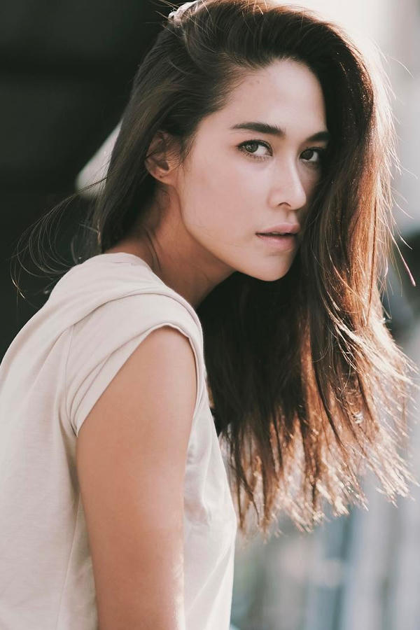 Wannarot Sonthichai thường được khán giả biết đến với nghệ danh Vill sinh năm 1989 tại Bangkok, Thái Lan. Từ nhỏ, cô đã được cha mẹ cho theo học khiêu vũ, múa, piano. Ngoài tiếng Thái, Vill có thể nói thành thạo cả tiếng Nhật và tiếng Hàn. Năm 2008, cô ra mắt khán giả với bộ phim đình đám Đêm định mệnh phát sóng trên kênh CH5. Với thành công của tác phẩm trên, tên tuổi mỹ nhân nổi như cồn ở Thái Lan, Vill bắt đầu nhận được nhiều dự án phim ảnh. Cô bỏ túi gần 50 bộ phim và giành giải Nữ diễn viên xuất sắc tại Lễ trao giải Komchadleuk. Bên cạnh sự nghiệp thành công, chuyện tình yêu của Vill cũng tốn không ít giấy mực của báo chí. Sau 3 năm hẹn hò với Nong Thana, người đẹp bất ngờ tuyên bố hai người đã đường ai nấy đi trong sự bất ngờ của khán giả. Hiện tại, Vill và người bạn diễn Son Yuke được người hâm mộ tích cực gán ghép sau khi tài tử thừa nhận đã yêu thầm cô nhiều năm nay.