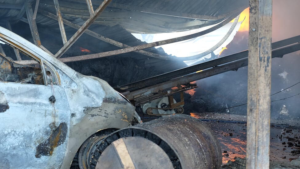 Cháy lớn thiêu rụi nhà xưởng và ô tô, hàng chục công nhân hoảng loạn