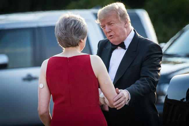 Tổng thống Mỹ bắt tay Thủ tướng Anh trong cuộc gặp hôm 12/7. Ảnh: REX.