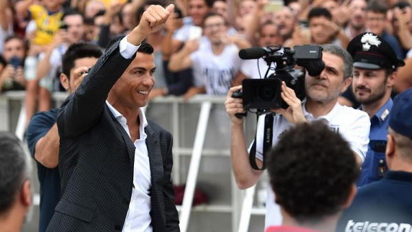 Những hình ảnh ấn tượng ngày Ronaldo chính thức gia nhập Juventus