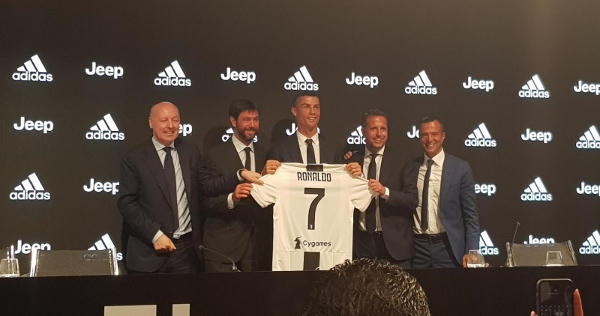Những hình ảnh ấn tượng ngày Ronaldo chính thức gia nhập Juventus