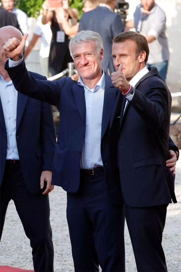 Riêng tên của huấn luyện viên trưởng Didier Deschamps dẫn dắt tuyển Pháp tới chiến thắng sẽ xuất hiện trong tên của hai nhà ga. Theo đó ga Notre-Dame des Champs nay thành Notre Didier Deschamps và ga Champs Elysees-Clemenceau đổi thành Deschamps Elysees-Clemenceau.