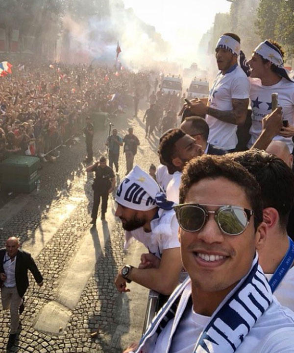 Trung vệ Varane tự sướng ghi lại không khí cuồng nhiệt từ xe bus.