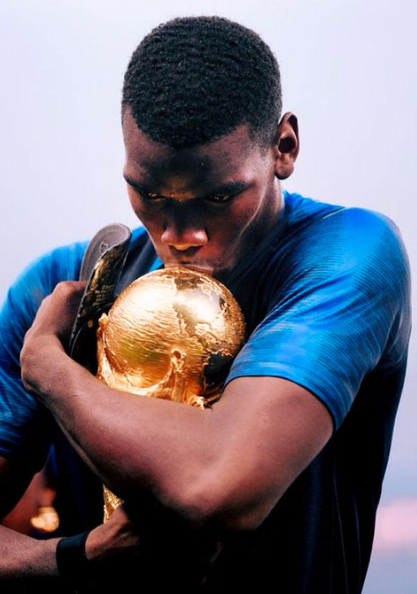 Pogba cũng ôm hôn Cup đắm đuối và chia sẻ hình ảnh trên trang cá nhân. Tiền vệ 25 tuổi vừa lập kỳ tích là cầu thủ MU đầu tiên ghi bàn ở chung kết World Cup.