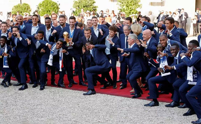 Đội tuyển Pháp tạo hình ngộ nghĩnh để chụp ảnh.