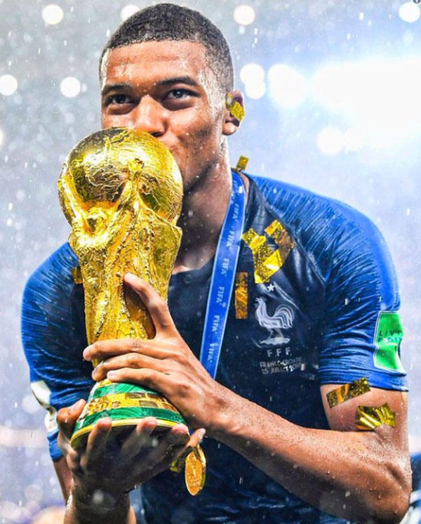 Mbappe đăng hình ảnh hôn Cup lên trang cá nhân. Anh trở thành cầu thủ trẻ hay nhất giải đấu, lập nhiều kỷ lục ra sân và ghi bàn, sánh ngang Vua bóng đá Pele.