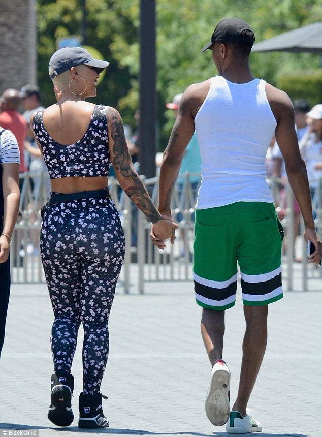  Vũ nữ thoát y 34 tuổi không giấu được niềm vui khi ra phố cùng bạn trai kém 11 tuổi 