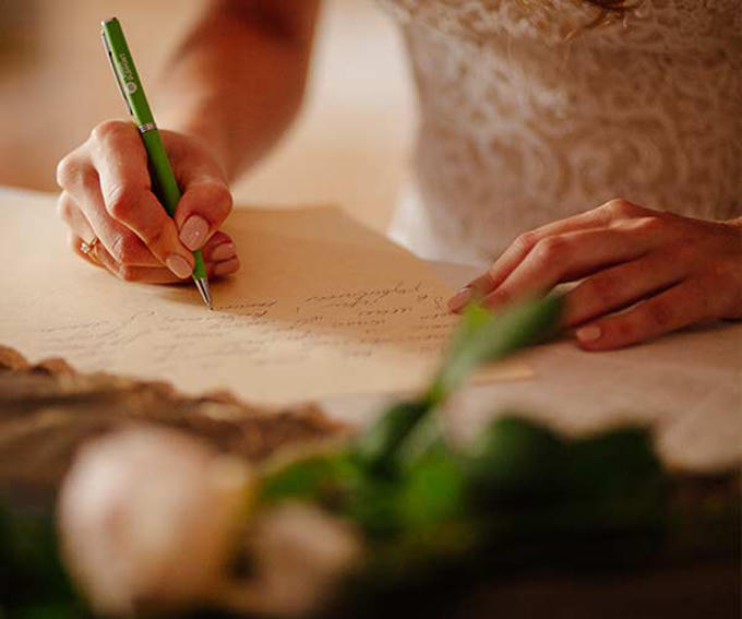 Hãy viết ra nếu bạn không tự tin có thể nhớ hết những việc cần làm.Ảnh: Shefinds.