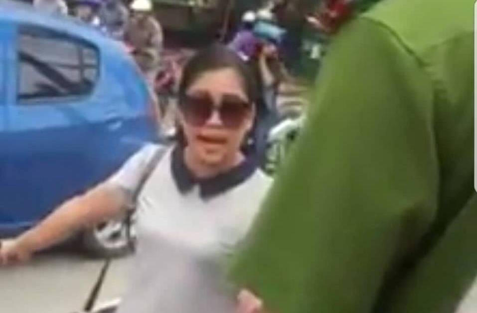 Nữ tài xế nói 'người không quan trọng' bị mất chức chánh văn phòng