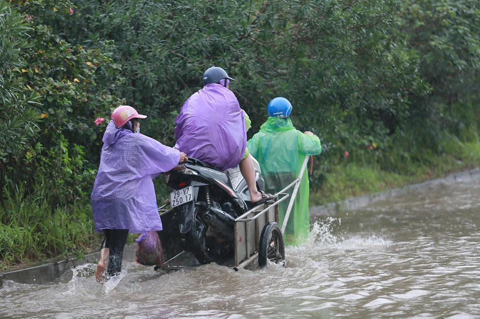 Bi hài cảnh phố phường Hà Nội ngày phố thành 'sông'