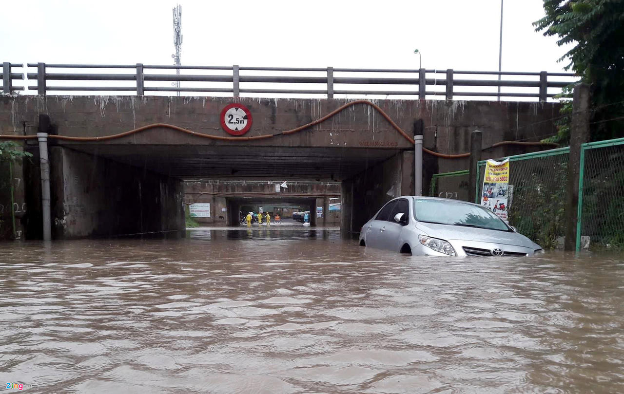 Bi hài cảnh phố phường Hà Nội ngày phố thành 'sông'