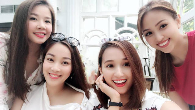 Vân Hugo tươi tắn rạng rỡ trong dịp hội ngộ các bạn. Những ngày vừa qua, bức thư con trai Vân Hugo gửi những người thân trong gia đình sau khi bé dần hồi phục sang chấn tâm lý khiến công chúng xúc động. Tuy so với các bạn, Vân Hugo không được may mắn về hôn nhân nhưng cô vẫn luôn lạc quan yêu đời và cố gắng bù đắp những điều tốt nhất cho con. Nữ diễn viên chưa bao giờ mất đi niềm tin vào tình yêu mà cô luôn khẳng định rằng: “Hạnh phúc đến muộn màng thì tôi vẫn chờ đợi”.