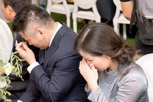 Bố mẹ Tú Anh rơi nước mắt khi chứng kiến khoảnh khắc hạnh phúc của con gái.