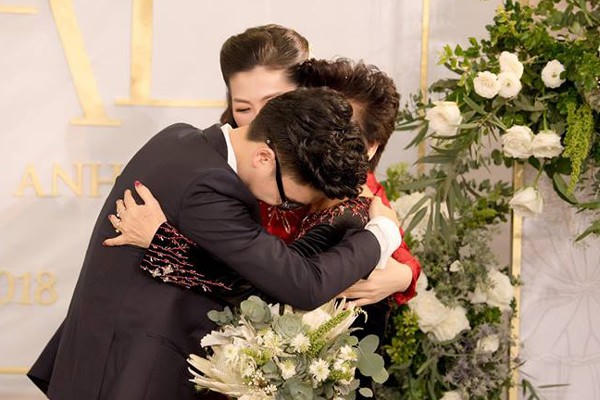 Chú rể đã xúc động ôm chặt mẹ.