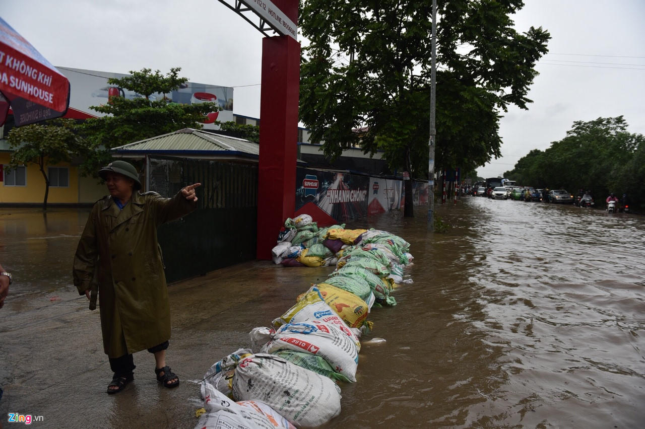Bi hài cảnh phố phường Hà Nội ngày phố thành 'sông'