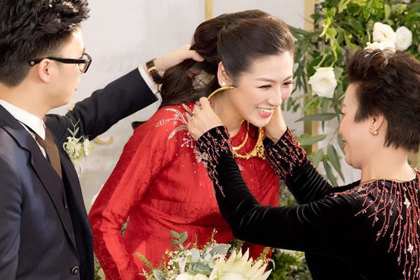 Mẹ chồng Tú Anh tươi cười trao quà cho con dâu trong lễ vu quy