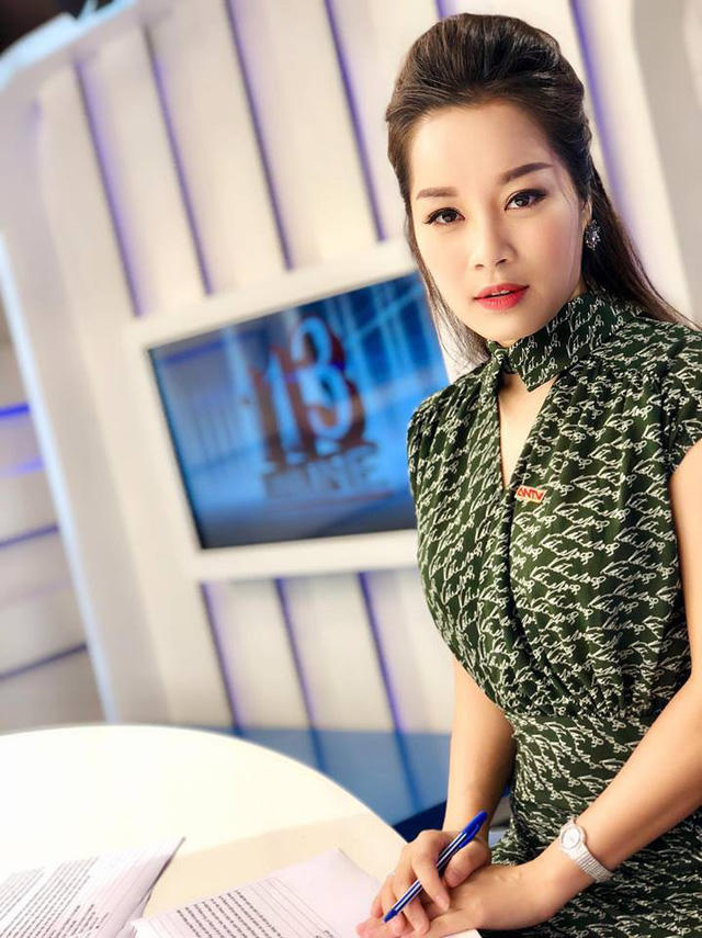 Với đặc thù công việc tại Truyền hình Công an nhân dân, Minh Hương vô cùng bận rộn với các bản tin hoàn toàn trực tiếp nên đòi hỏi sự chỉn chu và chính xác cao. “Ông xã rất tâm lý giúp Minh Hương có thể theo đuổi công việc. Hồi đầu, anh ấy nói một cô gái yêu nghệ thuật như thế này chồng sẽ phải chịu áp lực rất nhiều đây, nhưng thực tế lại không phải vậy. Bản thân anh ấy là người chồng rất vị tha, hiểu và luôn tôn trọng vợ”, Minh Hương tâm sự.