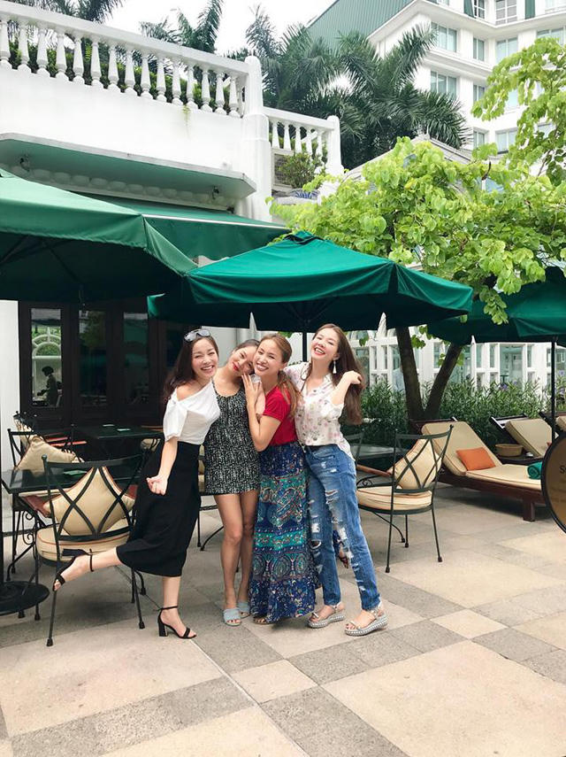 Mới đây, nữ diễn viên, BTV Minh Hương bất ngờ chia sẻ hình ảnh về cuộc hội ngộ bất ngờ của bộ tứ sau 12 năm tại Hà Nội. Sau 12 năm, 4 nữ diễn viên vẫn trẻ trung bất ngờ và nhan sắc ngày càng hoàn thiện qua năm tháng.